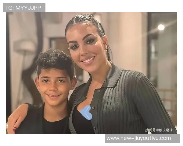 乔治娜分享迷你罗在U16国家队夺冠庆祝瞬间感慨妈妈为你感到无比骄傲